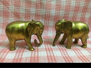 Cặp tượng voi đồng đúc đã đánh bóng tinh xảo, để bày phòng khách rất đẹp, kích thước cao 8cm, dài 10 cm, giá bán 800k