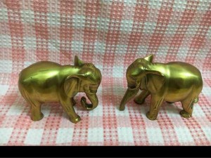Cặp tượng voi đồng đúc đã đánh bóng tinh xảo, để bày phòng khách rất đẹp, kích thước cao 8cm, dài 10 cm, giá bán 800k