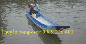 Thuyền đi cho tôm cá ăn