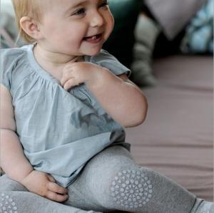 Quần tất cho bé có chống trượt chân và đầu gối