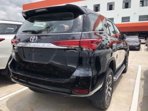 FORTUNER 2.8V (4X4) màu đen bán thời gian nhập khẩu.