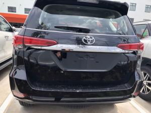 FORTUNER 2.8V (4X4) màu đen bán thời gian nhập khẩu.