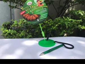 Wobbler để bàn có bút, wobbler quảng cáo có bút