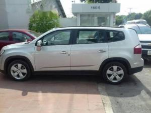 Cần bán chiếc Orlando 2017 màu bạc số sàn full option