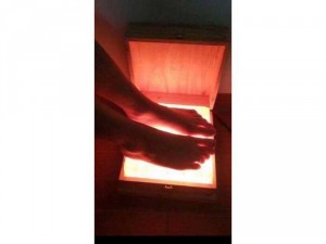 Hộp đèn đá muốn Himalaya massage chân.