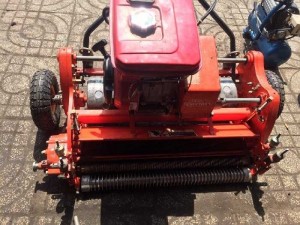 Máy cắt sân golf chạy xăng