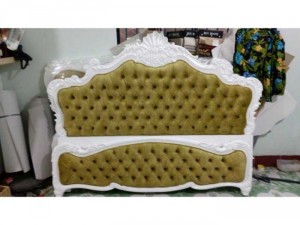 Giường ngủ tân cổ điển đẹp tại cửa hàng