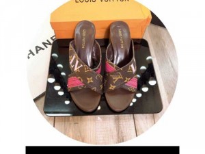 Guốc Lv xinh xắn êm chân