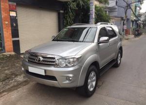 Muốn bán Fortuner V 2010 máy xăng màu bạc trẻ trung