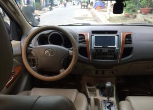 Muốn bán Fortuner V 2010 máy xăng màu bạc trẻ trung
