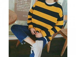 Áo sweater phối tay dài sọc cá tính