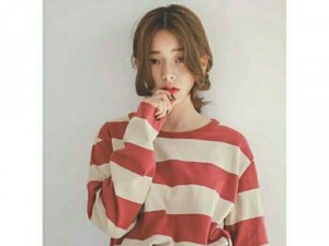Áo sweater phối tay dài sọc cá tính