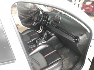 Bán Mazda 2 All new 1.5AT 5 cửa màu trắng camay số tự động sản xuất 2015