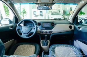 Chi tiết nội thất Hyundai I10 2018 hatchback. Cabin thiết kế hợp lý với tông màu sáng, xám hài hòa. Các chi tiết crom tăng vẻ sang trọng.
