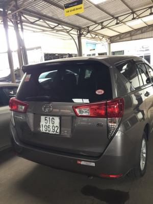 Bán Toyota INNOVA 2.0E màu nâu titan số sàn sản xuất T7/2018 biển Sài Gòn lăn bánh 2400km