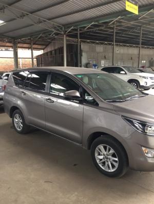 Bán Toyota INNOVA 2.0E màu nâu titan số sàn sản xuất T7/2018 biển Sài Gòn lăn bánh 2400km
