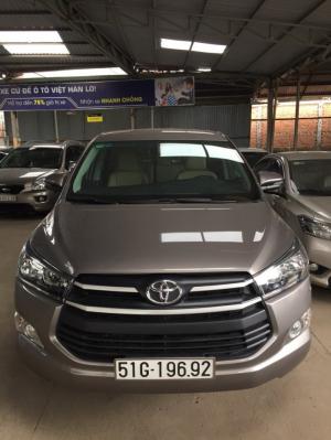 Bán Toyota INNOVA 2.0E màu nâu titan số sàn sản xuất T7/2018 biển Sài Gòn lăn bánh 2400km