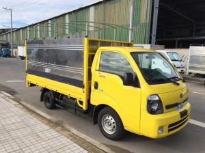 xe tải KIA K200 màu vàng, tải trọng 1490kg, thùng mui bạt bửng.