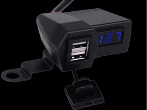 Báo volt ắc quy kèm sạc điện thoại xemáy