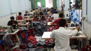 Áo thun nam - mặt trước | Áo thun đồng phục màu đỏ | ÁO THUN ĐỒNG PHỤC TAMPHONG | Kiểu áo: Áo thun cổ bẻ, bo cổ và bo tay viền đen mảnh, đính 2 nút | Chất liệu: Vải thun cá sấu poly đỏ, co giãn 4 chiều, thoáng mát, dày, không phai màu, không xù lông, chất liệu vải mịn, sợi hút ẩm.