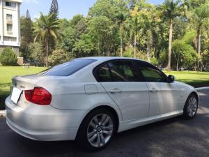 Gia đình cần bán BMW 320i trùm mền ít đi, sản xuất 2010, màu trắng,