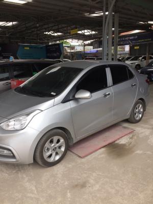 Bán Hyundai Grand i10 sedan 1.2MT bản đủ số sàn sản xuất 2018 màu bạc lăn bánh 4000km