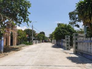gần nhà dân