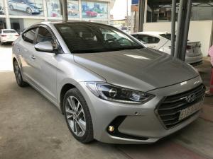 Bán Hyundai Elantra 2.0AT màu bạc số tự động sản xuất 2016 biển Sài Gòn lăn bánh 22000km