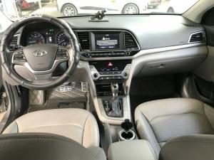 Bán Hyundai Elantra 2.0AT màu bạc số tự động sản xuất 2016 biển Sài Gòn lăn bánh 22000km