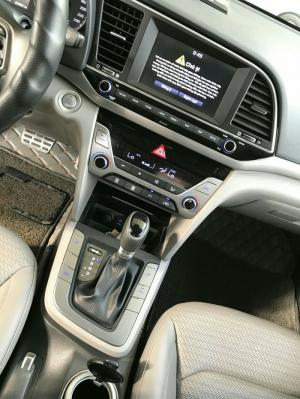 Bán Hyundai Elantra 2.0AT màu bạc số tự động sản xuất 2016 biển Sài Gòn lăn bánh 22000km