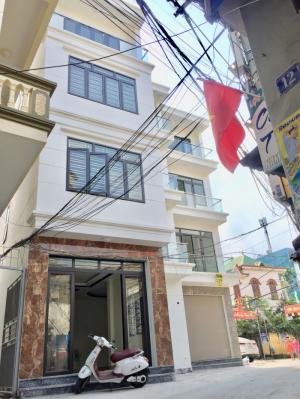 Nhà xây mới 4 tầng khung cột, đẹp, hiện đại, 2 mặt thoáng nội thất cao cấp, nằm trong ngõ rộng 5m