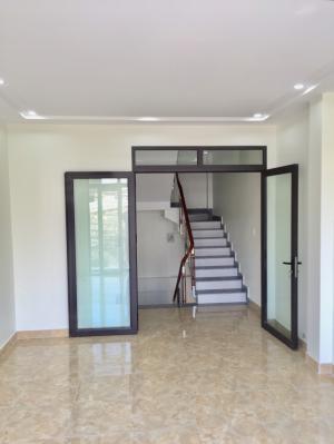 Nhà xây mới 4 tầng khung cột, đẹp, hiện đại, 2 mặt thoáng nội thất cao cấp, nằm trong ngõ rộng 5m