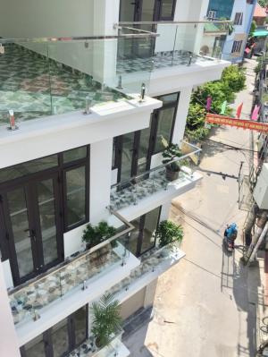 Nhà xây mới 4 tầng khung cột, đẹp, hiện đại, 2 mặt thoáng nội thất cao cấp, nằm trong ngõ rộng 5m