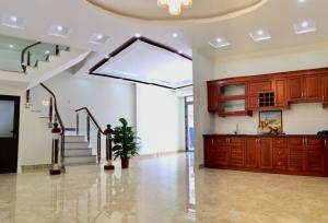 Nhà xây mới 4 tầng khung cột, đẹp, hiện đại, 2 mặt thoáng nội thất cao cấp, nằm trong ngõ rộng 5m