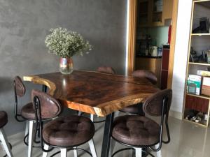 Bàn gỗ Me tây độc lạ