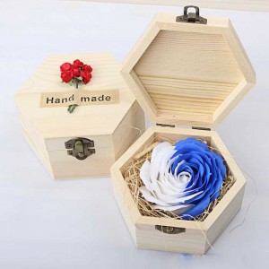 Hoa sáp thơm hay còn gọi là sáp thơm vĩnh cữu là sản phẩm được tạo hình đẹp mắt và sống động cùng hương thơm quyến rũ, là quà tặng thú vị mà bạn có thể lựa chọn để dành cho người mà mình yêu quý.