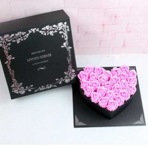 Với màu sắc tự nhiên, đẹp mắt, được tạo hình khéo léo từ sáp, có thể lưu được hương thơm từ 2 - 3 năm, hoa hồng sáp trái tim sẽ giúp bạn gửi gắm những thông điệp đến yêu thương đến người nhận