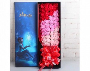 Cuốn hút bạn ngay từ cái nhìn đầu tiên chính là sự chân thực đến sống động từ những đóa hoa hồng được làm từ sáp.