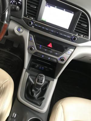 Bán Hyundai Elantra GLS 1.6MT màu bạc số sàn sản xuất 2017 biển Sài Gòn