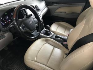 Bán Hyundai Elantra GLS 1.6MT màu bạc số sàn sản xuất 2017 biển Sài Gòn