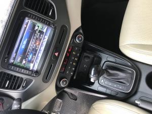Bán Kia Rondo GAT 2.0AT màu trắng máy xăng số tự động sản xuất 2017 biển Sài Gòn mẫu mới
