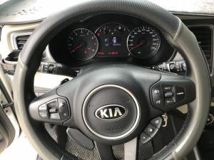 Bán Kia Rondo GAT 2.0AT màu trắng máy xăng số tự động sản xuất 2017 biển Sài Gòn mẫu mới