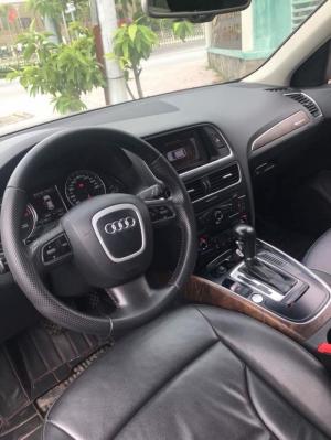 Cần bán gấp Audi Q5, đời 2011,số tự động,màu đen bóng
