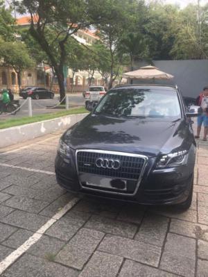 Cần bán gấp Audi Q5, đời 2011,số tự động,màu đen bóng