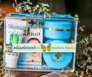 Bộ kem tái tạo trắng da,trị mụn, thâm nám của DR. YANHEE :
giá: 250.000 vnd
Thành phần
Vitamin C: cần thiết cho sự tổng hợp collagen, là một chất chống oxy hóa và có thể giúp giảm tổn thương da gây ra bởi các gốc tự do, giảm nhăn và trẻ hóa da.
– Arbutin: An toàn và Tuyệt vời cho Nám da. Bảo vệ da chống lại thiệt hại gây ra bởi các gốc tự do.
– Papaya(Đu đủ): Giàu chất chống oxy hóa và có chứa một loại enzyme đặc biệt gọi là Papain có thể giết chết các tế bào chết và làm sạch các tạp chất da, có nghĩa là xuất sắc tẩy da chết. Giảm tàn nhang hoặc đốm nâu.Làm mịn da và tạo ra một làn da khỏe mạnh.
– Collagen: Một Protein cung cấp cho hỗ trợ cấu trúc da để giữ cho nó vững chắc và smoothFills trong nếp nhăn. Cải thiện sẹo mụn,Cải thiện da chống lại qua trình lão hóa,cho làn da không tuổi…
Với Công thức Collagen + vitamin C+ Arbutin + Papaya và các loại thảo dược giúp giảm thiểu nếp nhăn, se khít lỗ chân lông, làm săn chắc da và mềm mại da.
Tác dungj:
-Ngăn ngừa và trị tất cả các loại mụn,làm giảm và loại bỏ hiện tượng dị ứng da,mẫn đỏ,chỉ đỏ gân máu nổi dưới da…
– Loại bỏ các đốm đen, các mảng tối trên da, tăng sắc tố, mờ tàn nhang, vết sẹo và rỗ do mụn trứng cá gây ra.
– Tác động sâu dưới da giúp giảm nếp nhăn, trẻ hoá làn da.
-Tái tạo, nuôi dưỡng lại làn da giúp da căng, mịn không tì vết…
-Xuất xứ : Thái Lan
-Dung tích :
Một bộ bao gồm :
1. Xà phòng rửa mặt giúp da sạch sẽ, loại bỏ bụi bẩn và chất nhờn dưới da, làm mờ đốm đen, tàn nhang…
2. Kem dưỡng đêm Collagen + vitamin C làm trắng da/ 5g
3. Kem dưỡng đêm với Vitamin + Arbutin + Papaya làm giảm mụn nhọt, tàn nhang và đốm đen/ 5g
4. Kem dưỡng ngày với chất chống nắng Sunblock SPF 50PA+++/ 5g
(Công thức kem chống nắng Nano cực kì hiệu quả, tác dụng kéo dài tới 7 tiếng đồng hồ)/5g
Kết quả có thể thấy rõ trong vòng 7 ngày sử dụng liên tiếp. Set trắng da + trị mụn Yanhee (được nghiên cứu và sản xuất bởi Tiến sĩ Yanhee.
Công thức Collagen Plus của Bệnh viện quốc tế Yanhee) Các sản phẩm đã được thử nghiệm bởi Bệnh viện Yanhee, ISO và FDA.
Thành công to lớn trong nước của Bệnh viện Yanhee đã đẩy thương hiệu lên tầm quốc tế trong lĩnh vực phẫu thuật thẩm mỹ ở Thái Lan.
Lượng khách hàng làm đẹp từ nước ngoài tăng cao, đến từ 144 quốc gia không chỉ phản ánh sự gia tăng về nhu cầu làm đẹp mà còn chứng minh cho chất lượng của các dịch vụ Yanhee cung cấp.
Bệnh viện quốc tế Yanhee đạt các giải thưởng vàng và The Seal Ultimate của người tiêu dùng bình chọn. (Yanhee International Hospital bagged the Gold Award and The Ultimate Seal of Consumer Approval for the Beauty Center Category in the Reader’s Digest Asia Most Trusted Brands for 2012!
*Cách dùng: •Sáng : Làm sạch mặt bắng xà phòng,rồi thoa kem dưỡng da ban ngày với, chỉ số chống nắng SPF 50Pa++, nhẹ nhàng massage đều cho kem thấm vào da…
•Tối: Làm sạch mặt bằng xà phòng,thoa 2hộp, kem dưỡng nhẹ nhàng massage đều và vỗ nhẹ khắp mặt cho kem thấm đều vào da.