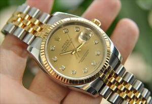 Mẫu số 3 - Datejust
(Gold Demi & White Demi)
Hàng new 100%, fullbox, đủ phụ kiện, nguyên tem, còn thẻ Bảo hành 24 tháng. Máy cơ, Automatic chạy tự động.
Giá thị trường: 1.095USD - Giá bán: 6.500.000đ