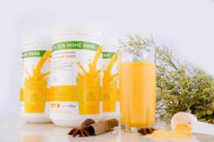 Sữa Nghệ Hera chứa 98% Sữa tách béo nhập khẩu từ New Zealand, kết hợp 1.23% Curcumin cao cấp, có tác dụng làm lành viết thương, chống oxy hoá, giúp người sử dụng có sức đề kháng tốt và hệ tiêu hoá khoẻ mạnh.