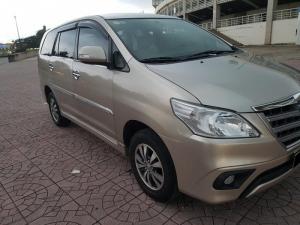 Cần bán nhanh xe Toyota Innova đời 2015 số sàn máy xăng,màu vàng cát