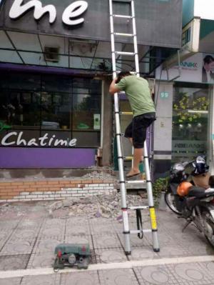 Xả kho thang nhôm rút đơn mã ND 3,8m, rút thẳng lên cao 3,8m. hàng mới nguyên đai nguyên kiện, bảo hành 18 tháng, Mọi người có thể trực tiếp qua số 66A ngõ 153/ 30 Phú Đô Nam Từ Liêm Hà Nội
xem và test thử hàng thoải mái. ai ở xa e có ship tận nhà mới thanh toán ạ
Đây là thông số kĩ thuật của e nó:
Kích thước thang: 81x50x10 cm
Chiều cao tối đa : 3,8 m
Chiều dài thu gọn : 0,89 m
Đường kính ống nhỏ nhất : 28 cm
Độ dài ống : 48 cm
Độ dày ống : 1,5 ly
Tải trọng thang : 150 kg
Trọng lượng thang : 11.5 kg
Số bậc thang : 13 bậc
Chất liệu : Nhôm + Plastic
Tiêu chuẩn chất lượng: EN131
Đế cao su chống trượt
Ốp tay Plastic
Dây ràng chống tuột thang
Nước sản xuất: Nhật bản
Giấy chứng nhận xuất xứ: Có C/O và C/Q nhập khẩu
Bảo hành : 18 tháng
Giao hàng miễn phí phạm vi 10 km