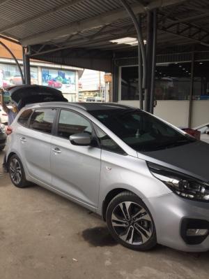 Bán Kia Rondo 2.0MT số sàn máy xăng màu bạc sản xuất cuối 2017 biển Sài Gòn mẫu mới